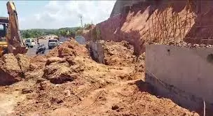 Kasaragod में एनएच 66 पर पहाड़ी ढहने से 18 वर्षीय मजदूर की मौत, दो घायल Kasaragod में एनएच 66 पर पहाड़ी ढहने से 18 वर्षीय मजदूर की मौत, दो घायल