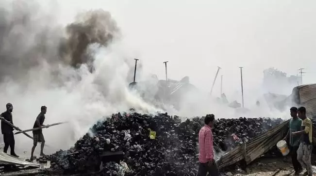 Ghaziabad: आग की चपेट में आई कबाड़, आठ झुग्गियां जलकर खाक Ghaziabad: आग की चपेट में आई कबाड़, आठ झुग्गियां जलकर खाक