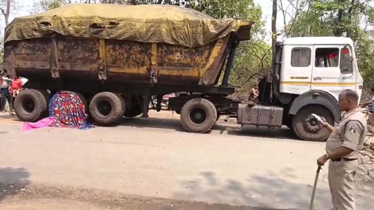 पति-पत्नी को ट्रेलर ने रौंदा, महिला की हुई मौत पति-पत्नी को ट्रेलर ने रौंदा, महिला की हुई मौत