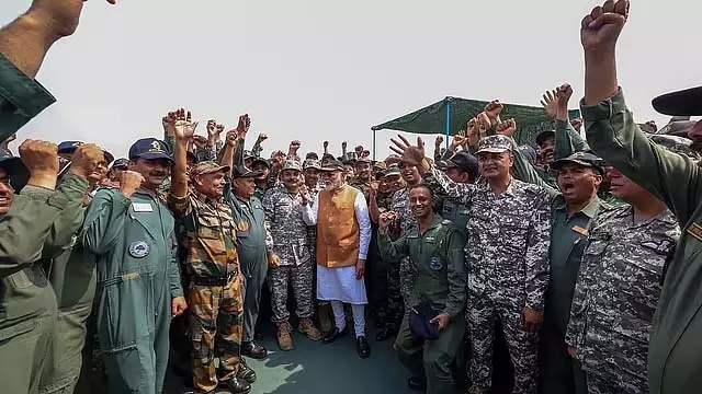 Punjab : पीएम मोदी ने आदमपुर एयरबेस का दौरा किया, जवानों से की बातचीत Punjab : पीएम मोदी ने आदमपुर एयरबेस का दौरा किया, जवानों से की बातचीत