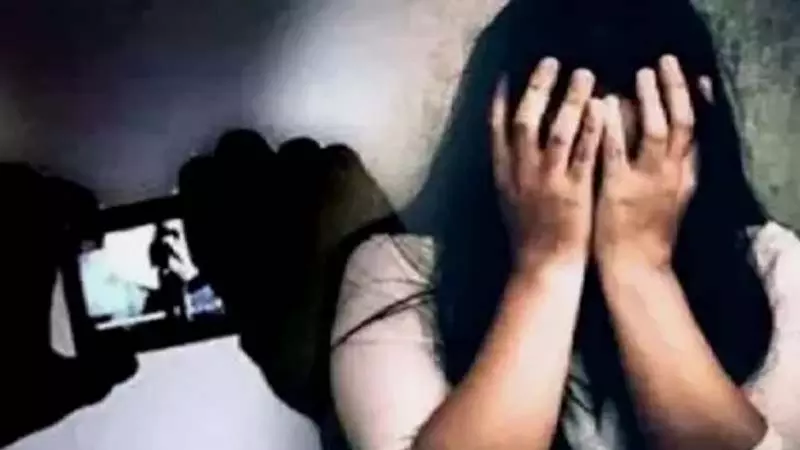 Khoda: अश्लील फोटो वायरल करने के आरोप में युवती का शोषण Khoda: अश्लील फोटो वायरल करने के आरोप में युवती का शोषण