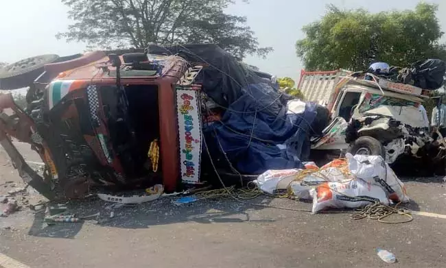 Andhra: पलनाडु जिले में सड़क हादसा चार लोगों की मौत Andhra: पलनाडु जिले में सड़क हादसा चार लोगों की मौत