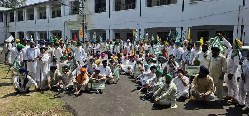 किसानों ने BBMB के मुख्य अभियंता कार्यालय का घेराव किया किसानों ने BBMB के मुख्य अभियंता कार्यालय का घेराव किया