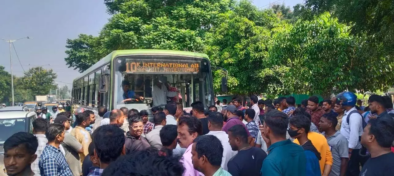 भुवनेश्वर में अमा बस गाइड पर हमला: विरोध के बीच सीआरयूटी ने बयान जारी किया भुवनेश्वर में अमा बस गाइड पर हमला: विरोध के बीच सीआरयूटी ने बयान जारी किया