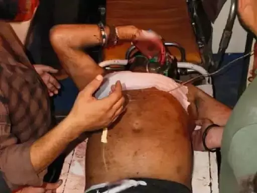 सैलून में घुसा और अंधाधुंध किया चाकू से हमला, दो की हालत नाजुक सैलून में घुसा और अंधाधुंध किया चाकू से हमला, दो की हालत नाजुक