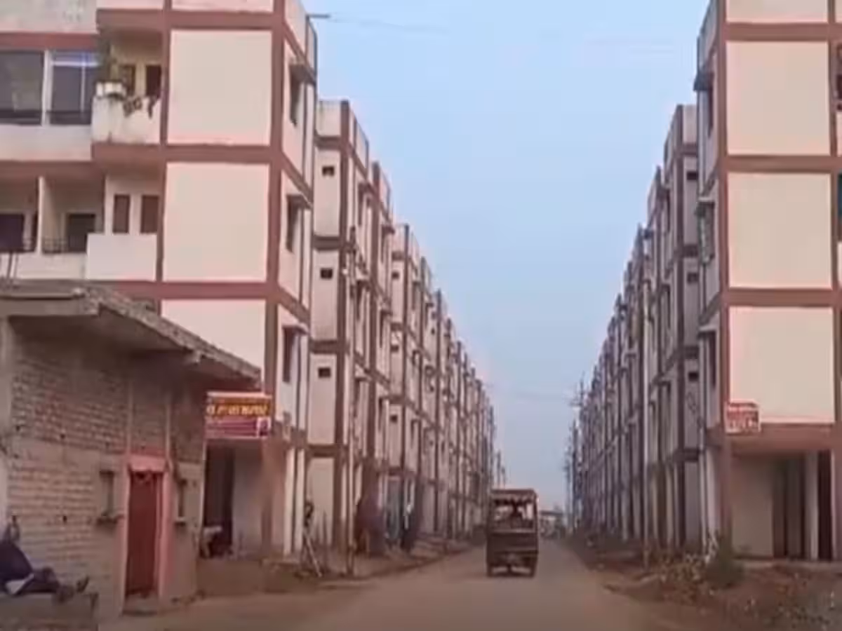 Ghaziabad: मधुबन-बापूधाम के फ्लैटों की दीवारें पांच साल में ही होने लगीं जर्जर Ghaziabad: मधुबन-बापूधाम के फ्लैटों की दीवारें पांच साल में ही होने लगीं जर्जर