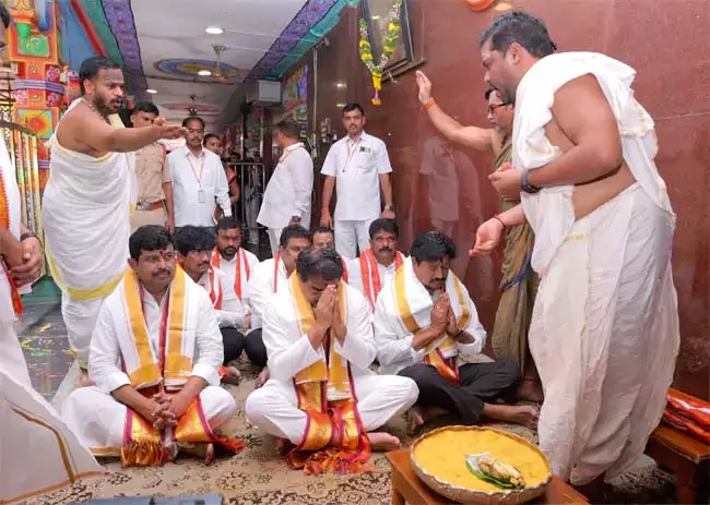 Andhra : जनसेना नेताओं ने कई मंदिरों में विशेष पूजा-अर्चना की Andhra : जनसेना नेताओं ने कई मंदिरों में विशेष पूजा-अर्चना की