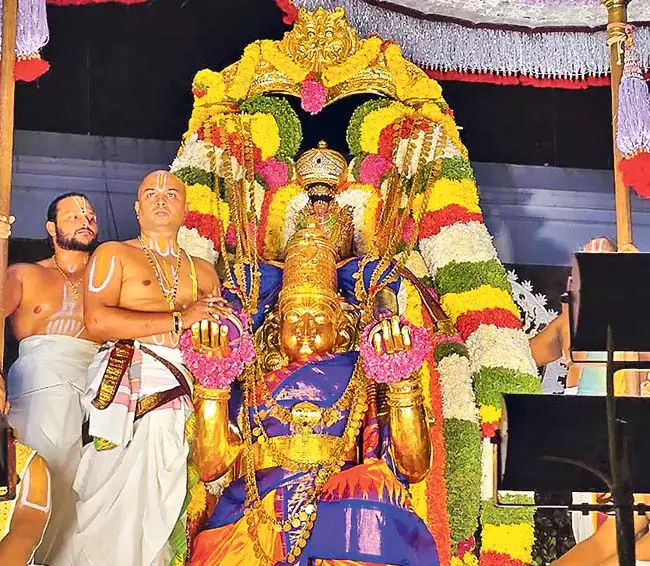 Andhra : तिरुमाला में वैशाख पुन्नमी गरुड़ सेवा मनाई गई Andhra : तिरुमाला में वैशाख पुन्नमी गरुड़ सेवा मनाई गई