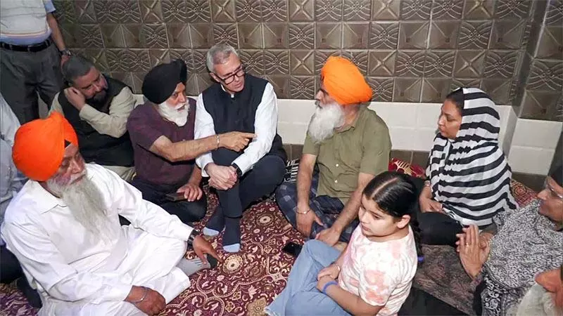 उमर ने Poonch पीड़ितों के परिजनों के लिए 10 लाख रुपये की घोषणा की उमर ने Poonch पीड़ितों के परिजनों के लिए 10 लाख रुपये की घोषणा की