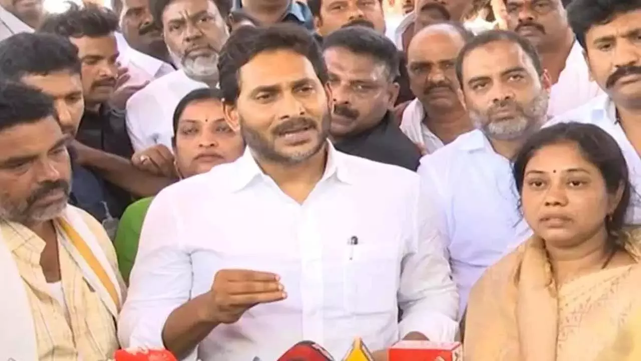 YS Jagan ने शहीद जवान मुरली नाइक के परिवार से मुलाकात की, सहायता की पेशकश की YS Jagan ने शहीद जवान मुरली नाइक के परिवार से मुलाकात की, सहायता की पेशकश की