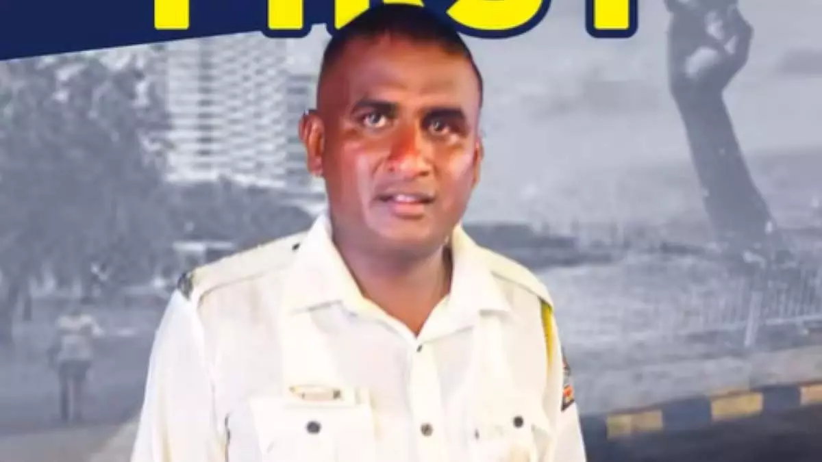 बहादुर मुंबई पुलिस ने कफ परेड के पास महिला को बचाने के लिए समुद्र में छलांग लगाई बहादुर मुंबई पुलिस ने कफ परेड के पास महिला को बचाने के लिए समुद्र में छलांग लगाई