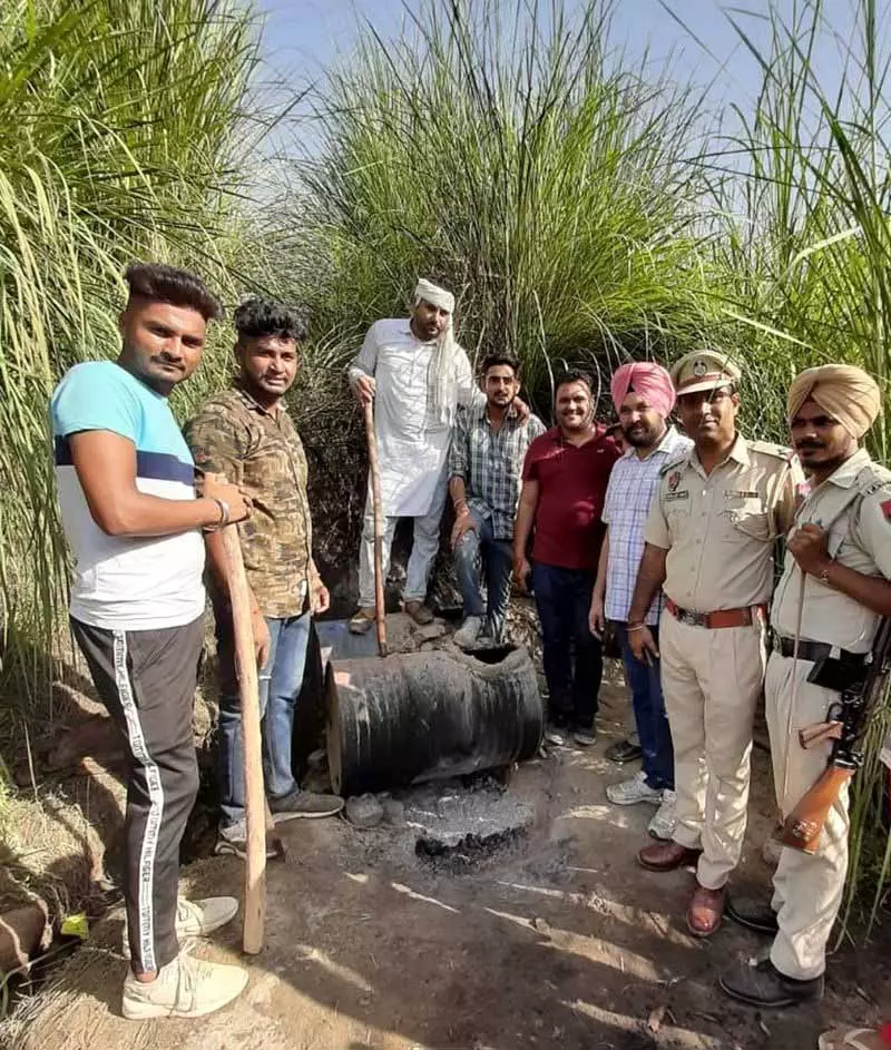 Amritsar जहरीली शराब त्रासदी के बाद मुक्तसर-फाजिल्का सीमा पर अवैध शराब के अड्डों को लेकर चिंता बढ़ी Amritsar जहरीली शराब त्रासदी के बाद मुक्तसर-फाजिल्का सीमा पर अवैध शराब के अड्डों को लेकर चिंता बढ़ी