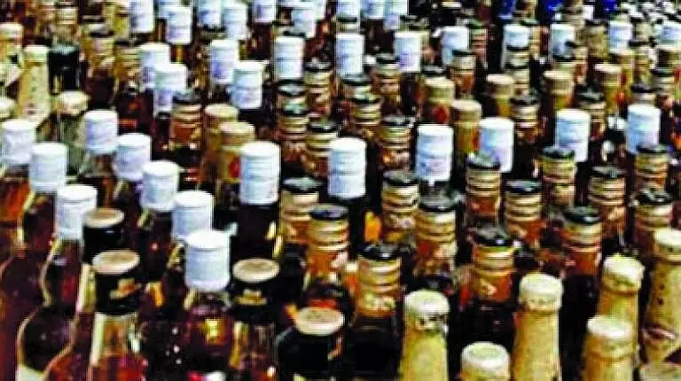 Goa आबकारी अधिकारियों ने कर चोरी के आरोप में एक करोड़ रुपये की प्रीमियम शराब जब्त की Goa आबकारी अधिकारियों ने कर चोरी के आरोप में एक करोड़ रुपये की प्रीमियम शराब जब्त की