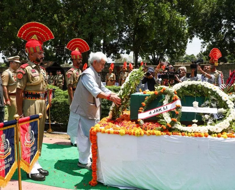 उपराज्यपाल, मंत्री ने पाक गोलीबारी में शहीद BSF अधिकारी को श्रद्धांजलि दी उपराज्यपाल, मंत्री ने पाक गोलीबारी में शहीद BSF अधिकारी को श्रद्धांजलि दी