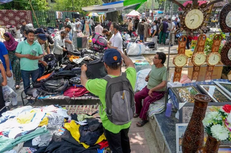 Kashmir घाटी में शांति लौटने से व्यापारियों को पर्यटन के फिर से शुरू होने की उम्मीद Kashmir घाटी में शांति लौटने से व्यापारियों को पर्यटन के फिर से शुरू होने की उम्मीद