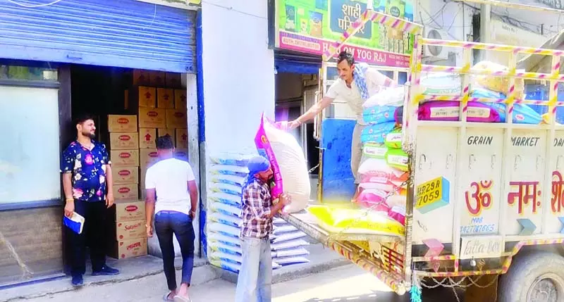अनाज मंडी डमटाल में हालात सामान्य खरीददारी के लिए पहुंच रहे व्यापारी अनाज मंडी डमटाल में हालात सामान्य खरीददारी के लिए पहुंच रहे व्यापारी