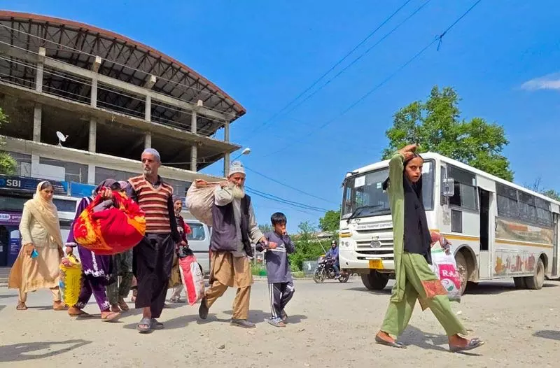 Jammu: नियंत्रण रेखा पर तनाव कम होने के बाद उरी निवासी घर लौटने लगे Jammu: नियंत्रण रेखा पर तनाव कम होने के बाद उरी निवासी घर लौटने लगे