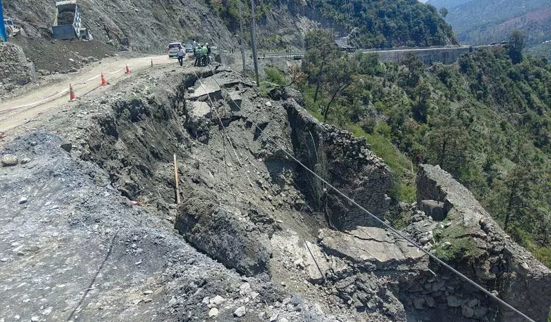 सड़क धंसने के बाद Jammu-श्रीनगर राष्ट्रीय राजमार्ग आंशिक रूप से खुला सड़क धंसने के बाद Jammu-श्रीनगर राष्ट्रीय राजमार्ग आंशिक रूप से खुला