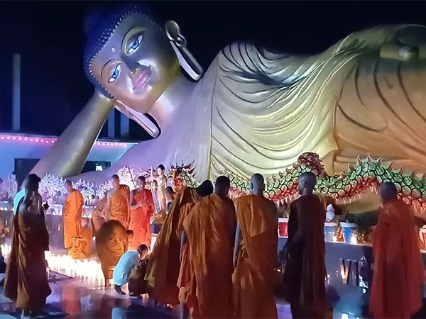 Bihar: भगवान बुद्ध की भारत की सबसे बड़ी लेटी हुई प्रतिमा के पास भिक्षुओं ने मोमबत्तियां जलाईं Bihar: भगवान बुद्ध की भारत की सबसे बड़ी लेटी हुई प्रतिमा के पास भिक्षुओं ने मोमबत्तियां जलाईं