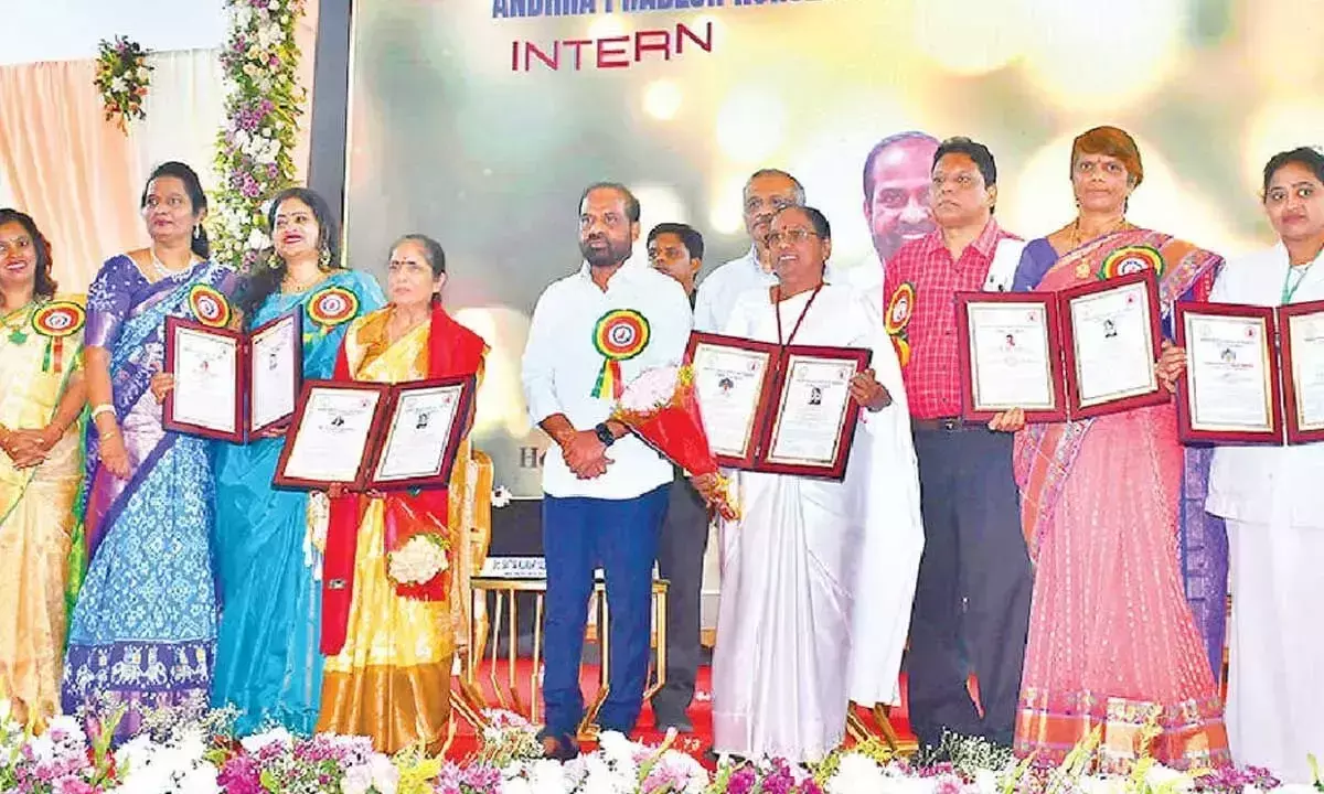 Andhra: हेल्दी मिन ने नर्सों को फ्लोरेंस नाइटिंगेल पुरस्कार प्रदान किए Andhra: हेल्दी मिन ने नर्सों को फ्लोरेंस नाइटिंगेल पुरस्कार प्रदान किए