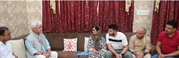 LG ने पूर्व एमएलसी रमेश अरोड़ा के परिवार से मुलाकात की LG ने पूर्व एमएलसी रमेश अरोड़ा के परिवार से मुलाकात की