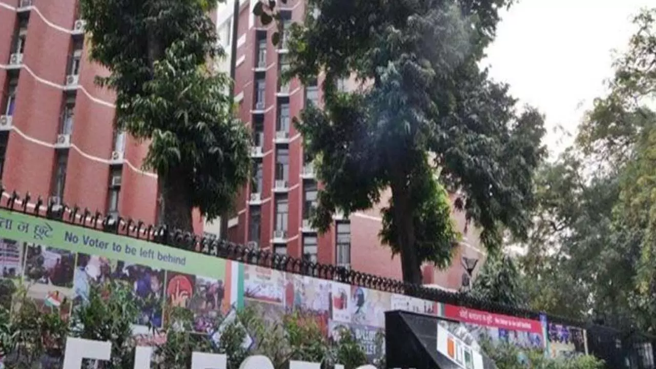 ECI ने विभिन्न राज्यों में समान मतदाता पहचान पत्र संख्या के मुद्दे का समाधान किया ECI ने विभिन्न राज्यों में समान मतदाता पहचान पत्र संख्या के मुद्दे का समाधान किया