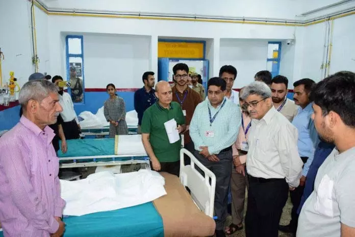 सीमा पार से गोलाबारी के पीड़ितों के स्वास्थ्य का आकलन करने के लिए CS ने GMC का दौरा किया सीमा पार से गोलाबारी के पीड़ितों के स्वास्थ्य का आकलन करने के लिए CS ने GMC का दौरा किया
