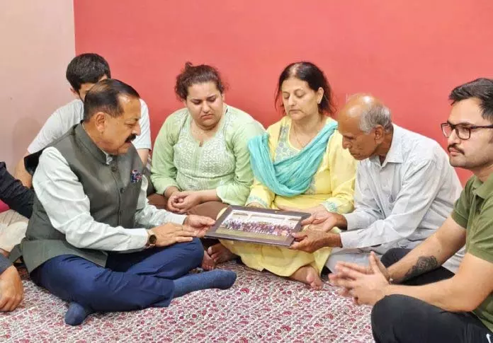Jammu: डॉ. जितेंद्र ने डॉ. थापा के आवास पर जाकर शोक संवेदना व्यक्त की Jammu: डॉ. जितेंद्र ने डॉ. थापा के आवास पर जाकर शोक संवेदना व्यक्त की