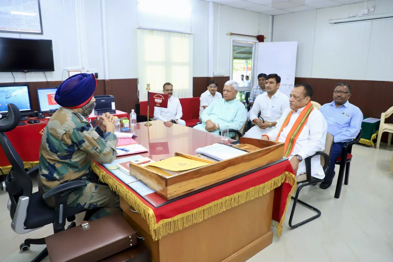 Barmer जिले के प्रभारी मंत्री ने लिया सरहदी गांवों के हालात का जायजा Barmer जिले के प्रभारी मंत्री ने लिया सरहदी गांवों के हालात का जायजा