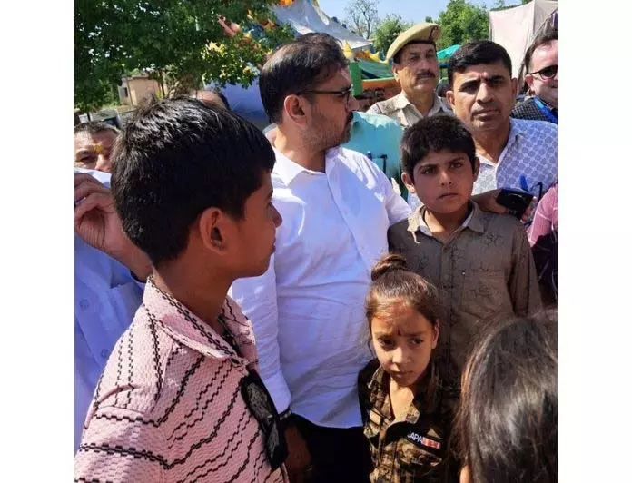 Satish Sharma ने राहत शिविरों का दौरा किया, विस्थापित सीमा निवासियों से मुलाकात की Satish Sharma ने राहत शिविरों का दौरा किया, विस्थापित सीमा निवासियों से मुलाकात की