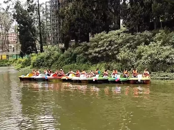 Ooty के ग्रीष्मोत्सव में पर्यटकों ने नौका दौड़ में लिया हिस्सा Ooty के ग्रीष्मोत्सव में पर्यटकों ने नौका दौड़ में लिया हिस्सा