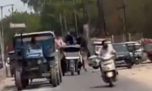 भीड़-भाड़ रोड और ई-रिक्शा में मटरगश्ती, 20 युवकों का कारनामा भीड़-भाड़ रोड और ई-रिक्शा में मटरगश्ती, 20 युवकों का कारनामा