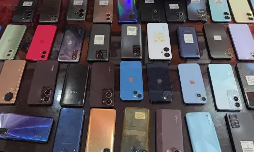 50 से ज्यादा महंगे स्मार्टफोन और आईफोन बरामद, ट्रेनों में Mobile चुराने वाले नेटवर्क का पर्दाफाश हुआ