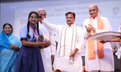 रीवा में मेधावी छात्र-छात्राओं का सम्मान