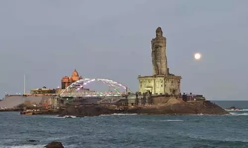 कुमारी में सूर्यास्त: चंद्रोदय स्पष्ट रूप से दिखाई नहीं दे रहा कुमारी में सूर्यास्त: चंद्रोदय स्पष्ट रूप से दिखाई नहीं दे रहा