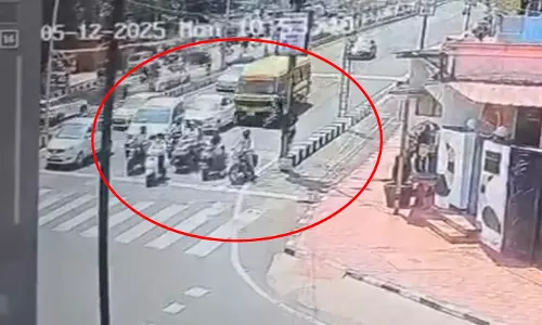 लेडी डॉक्टर की मौत का LIVE वीडियो, सिग्नल पर बस ने कई गाड़ियों को टक्कर मारी, ताबड़तोड़ एक्शन शुरू