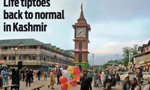 Kashmir में जनजीवन सामान्य हो रहा Kashmir में जनजीवन सामान्य हो रहा