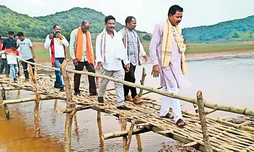 Odisha : नदी घाटों पर पुल निर्माण की मांग को लेकर एक विशाल बैठक की Odisha : नदी घाटों पर पुल निर्माण की मांग को लेकर एक विशाल बैठक की