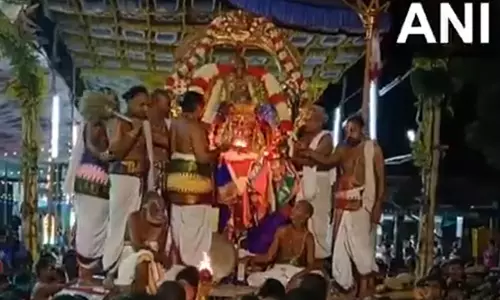 गरुड़ वाहनम जुलूस के लिए Kanchipuram के वरदराजा पेरुमल मंदिर में उमड़ी श्रद्धालुओं की भीड़