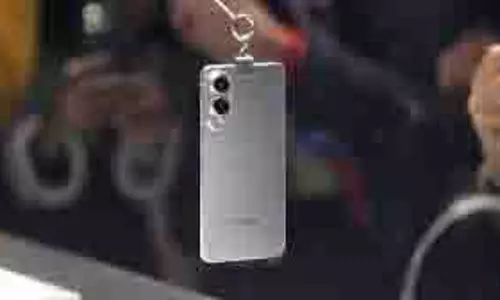 Galaxy S25 Edge: सैमसंग ने लॉन्च किया अपना सबसे पतला स्मार्टफोन, जानें फीचर्स Galaxy S25 Edge: सैमसंग ने लॉन्च किया अपना सबसे पतला स्मार्टफोन, जानें फीचर्स