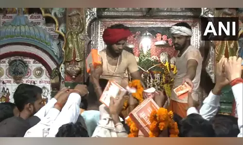 Ayodhya के हनुमान गढ़ी मंदिर में बड़ा मंगल के अवसर पर भक्तों की भीड़ उमड़ी