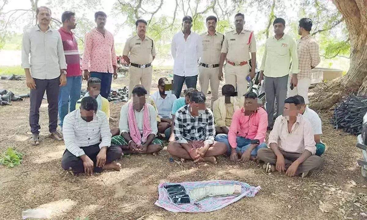 Andhra: पुलिस ने जुआ खेलते 11 लोगों को किया गिरफ्तार
