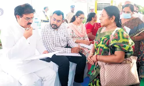 Andhra के मंत्री नादेंदला ने 213 जन शिकायतों को हल करने का संकल्प लिया Andhra के मंत्री नादेंदला ने 213 जन शिकायतों को हल करने का संकल्प लिया