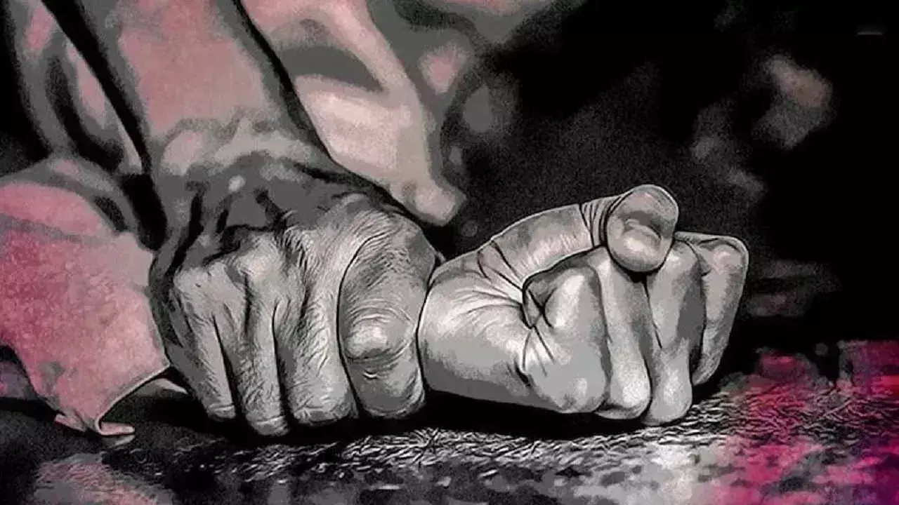 Nawabganj: समझौता कराने का झांसा देकर युवती को बंधक बनाकर सामूहिक दुष्कर्म