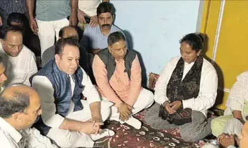 Jammu भाजपा नेताओं ने शहीद जवानों और नागरिकों के परिजनों से मुलाकात की Jammu भाजपा नेताओं ने शहीद जवानों और नागरिकों के परिजनों से मुलाकात की