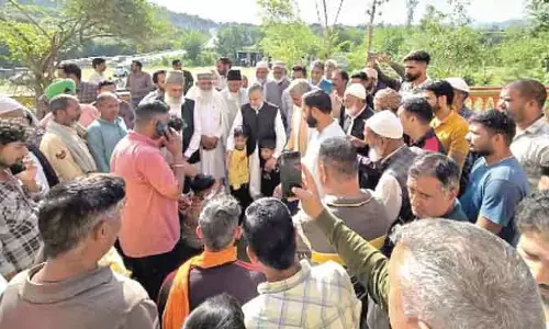 मियां अल्ताफ ने गोलाबारी प्रभावित राजौरी इलाकों का दौरा किया