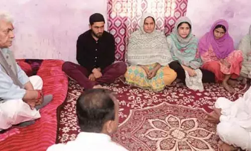 Jammu पीड़ित परिवार को अनुग्रह राशि दी गई: एलजी सिन्हा Jammu पीड़ित परिवार को अनुग्रह राशि दी गई: एलजी सिन्हा