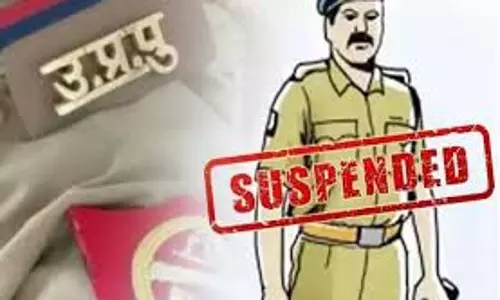 Lucknow: गांजा बिकते हुए वायरल वीडियो ने मचाया हंगामा, इंस्पेक्टर और चौकी प्रभारी निलंबित Lucknow: गांजा बिकते हुए वायरल वीडियो ने मचाया हंगामा, इंस्पेक्टर और चौकी प्रभारी निलंबित