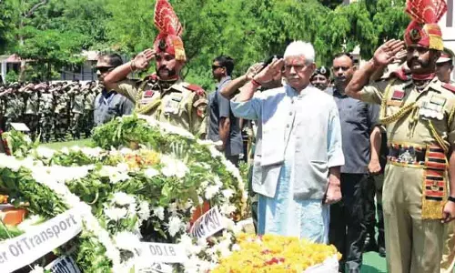 एलजी सिन्हा ने बीएसएफ कर्मियों को श्रद्धांजलि दी