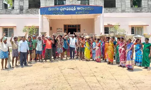 AP: मनरेगा मजदूरी को लेकर रविकामथम में विरोध प्रदर्शन